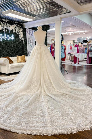 Vestidos de novia largos y elegantes de corte A, escote en V, encaje floral y espalda descubierta