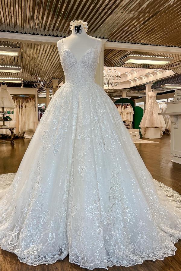 Robes de mariée chics longues en dentelle florale, col en V et dos nu, coupe trapèze, col en V.