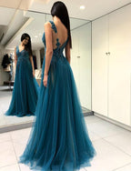 Robe de bal longue chic en tulle, coupe trapèze, col en V, dos nu et fente.