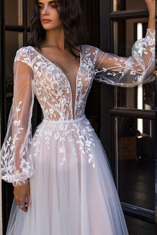 Elegante vestido de novia largo de corte A, escote en V, tul, encaje, cola de capilla y mangas, con tul y encaje.
