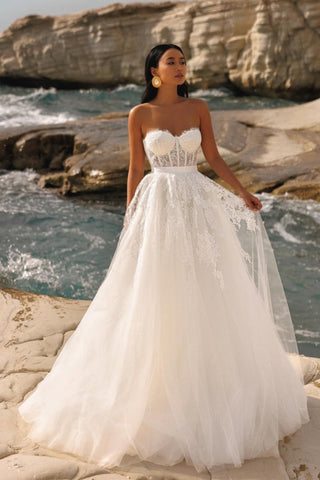 Robe de mariée longue ivoire chic, coupe trapèze, bustier, en tulle orné d'appliqués