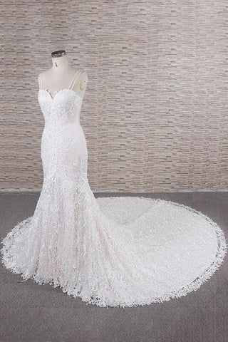 Elegante vestido de novia largo de sirena con escote corazón, tirantes finos y apliques de encaje