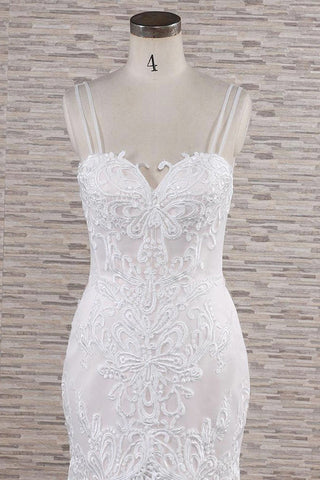 Elegante vestido de novia largo de sirena con escote corazón, tirantes finos y apliques de encaje