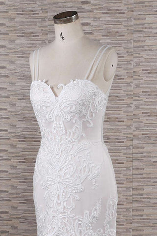 Elegante vestido de novia largo de sirena con escote corazón, tirantes finos y apliques de encaje