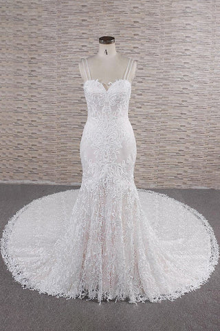 Elegante vestido de novia largo de sirena con escote corazón, tirantes finos y apliques de encaje