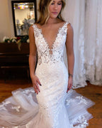 Robe de mariée sirène longue chic sans manches à col en V et col en dentelle