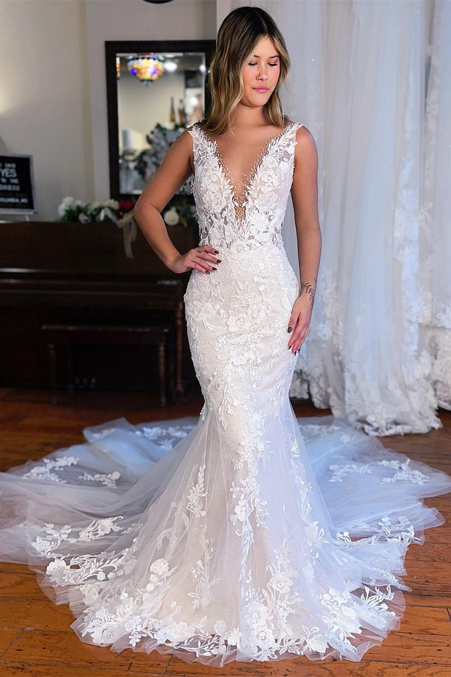 Robe de mariée sirène longue chic sans manches à col en V et col en dentelle