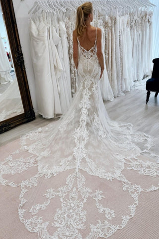 Robe de mariée sirène longue chic, col en V, bretelles spaghetti, dos nu en dentelle