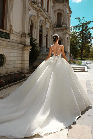 Elegante vestido de novia largo de corte princesa, corte en A, color marfil, con tirantes finos, tul y encaje con detalles brillantes.