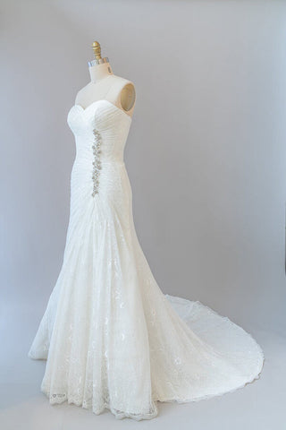 Elegante vestido de novia largo de corte recto, sin tirantes, con volantes y encaje