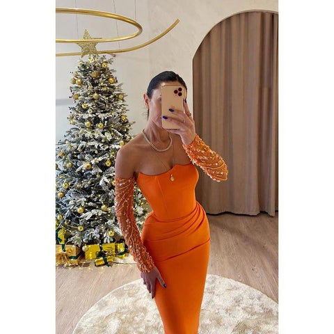 Robe de bal élégante à manches longues et épaules dénudées, fourreau froncée