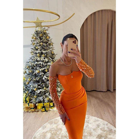 Robe de bal élégante à manches longues et épaules dénudées, fourreau froncée