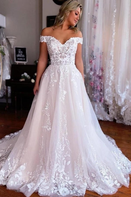 Robe de mariée blanche longue chic, coupe trapèze, épaules dénudées, sans manches et ornée de dentelle