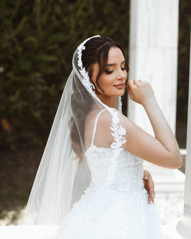 Robe de mariée blanche longue chic, coupe trapèze, bretelles spaghetti, dentelle sans manches