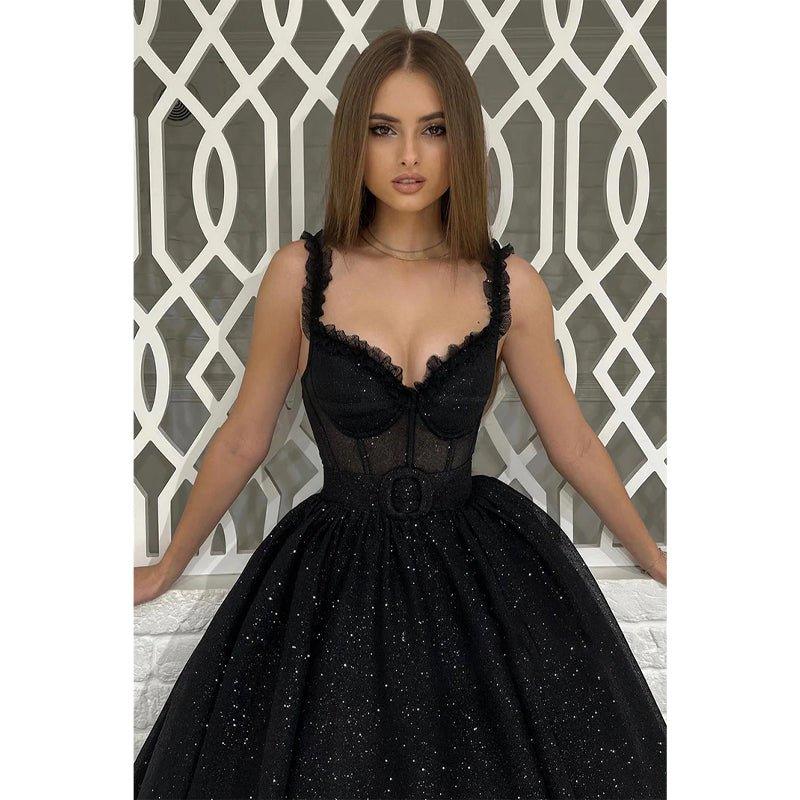 Robe de soirée chic et moderne à bretelles dénudées et coupe trapèze 