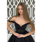 Robe de soirée chic et moderne à bretelles dénudées et coupe trapèze 