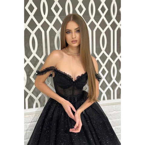 Robe de soirée chic et moderne à bretelles dénudées et coupe trapèze 