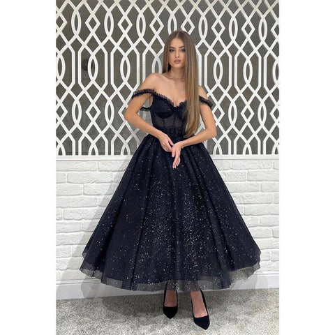 Robe de soirée chic et moderne à bretelles dénudées et coupe trapèze 