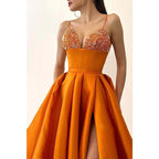 Robe de soirée longue chic et moderne, coupe trapèze, col en V, bretelles perlées, taille haute 