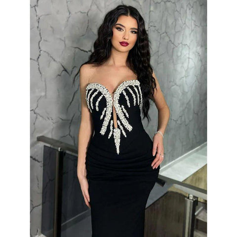 Elegante y moderno vestido largo de fiesta con cuentas, sin tirantes, de satén plisado. 