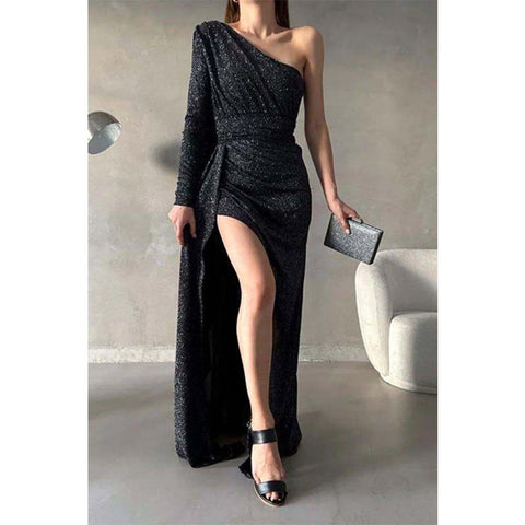 Elegante y moderno vestido largo de fiesta con lentejuelas, un solo hombro, pliegues y cola. 