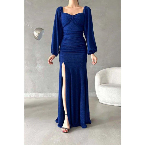 Vestido largo de fiesta elegante y moderno con escote corazón, mangas largas y abertura lateral con brillo. 