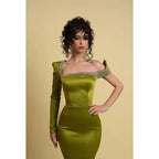 Robe de soirée asymétrique sirène chic et moderne, ornée de perles, à manches longues