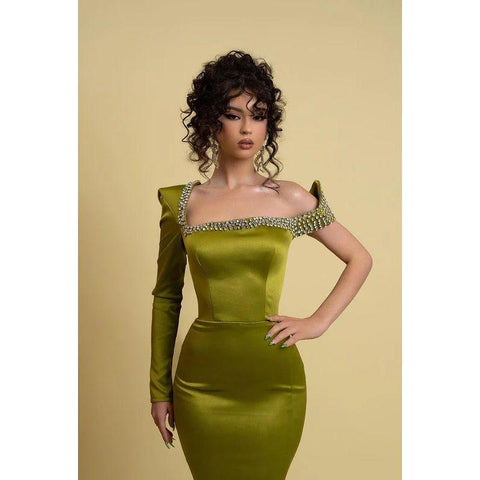 Elegante y moderno vestido de noche asimétrico de sirena con cuentas y mangas largas