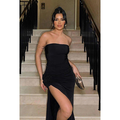 Vestido de fiesta elegante y moderno, sin mangas, con hombros descubiertos, corte tubo y abertura lateral.