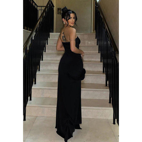 Vestido de fiesta elegante y moderno, sin mangas, con hombros descubiertos, corte tubo y abertura lateral.