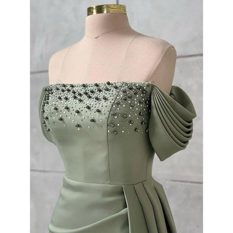 Robe de soirée longue en satin perlé à épaules dénudées chic et moderne 