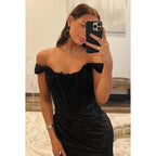 Robe de soirée fourreau chic et moderne à épaules dénudées et manches courtes avec fente latérale