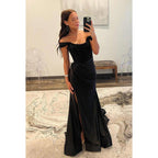 Robe de soirée fourreau chic et moderne à épaules dénudées et manches courtes avec fente latérale