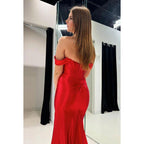 Robe de soirée sirène en satin chic et moderne à épaules dénudées et manches courtes