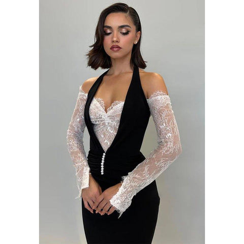 Vestido largo de fiesta elegante y moderno con escote halter, encaje y satén transparente. 