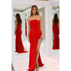 Vestido de fiesta elegante y moderno con hombros descubiertos, sin mangas y abertura lateral