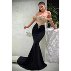 Vestido de noche formal largo, elegante y moderno, de terciopelo con hombros descubiertos y cuentas transparentes