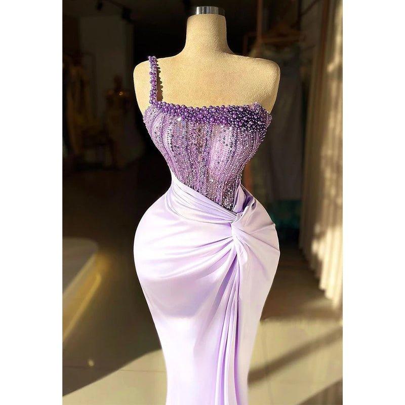 Vestido de fiesta elegante y moderno de satén con un solo hombro, ilusión de cuentas y pliegues en lila 