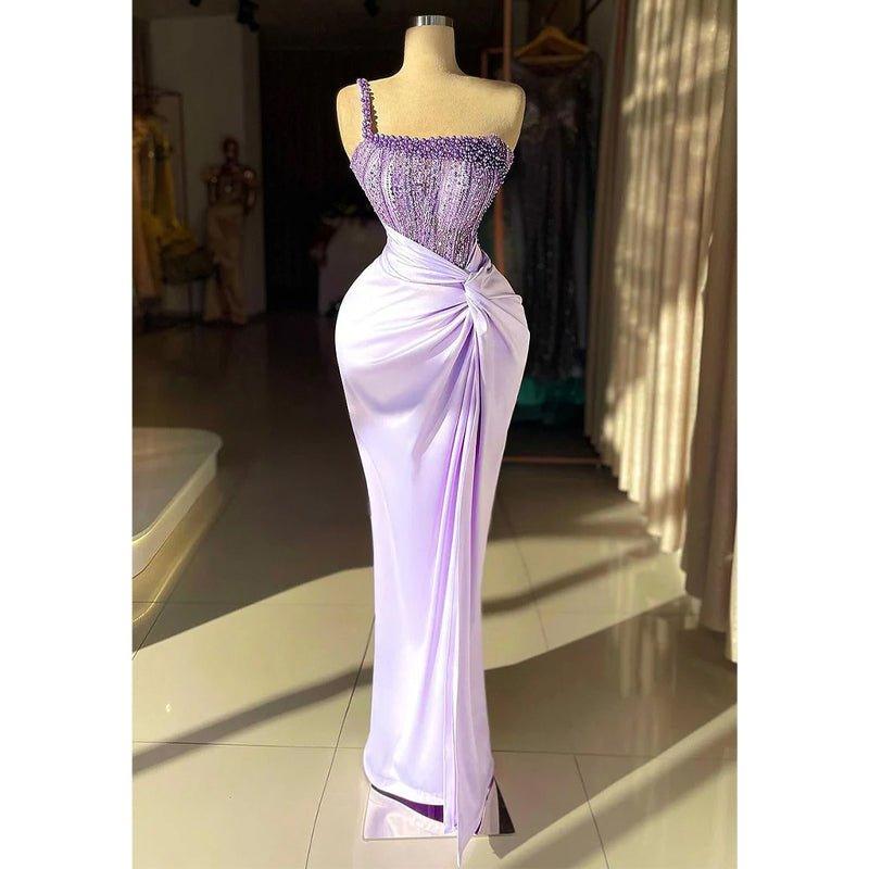 Vestido de fiesta elegante y moderno de satén con un solo hombro, ilusión de cuentas y pliegues en lila 