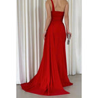 Vestido de fiesta largo rojo con un hombro al descubierto, elegante y moderno 