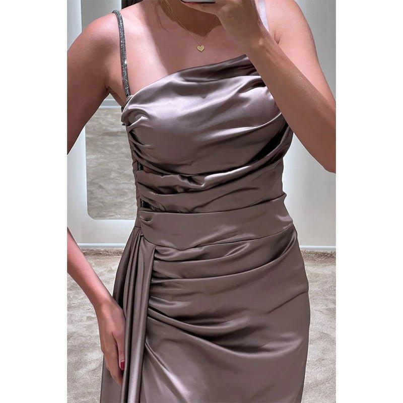 Vestido de fiesta largo, elegante y moderno, de satén, con pliegues, tirantes finos y abertura. 