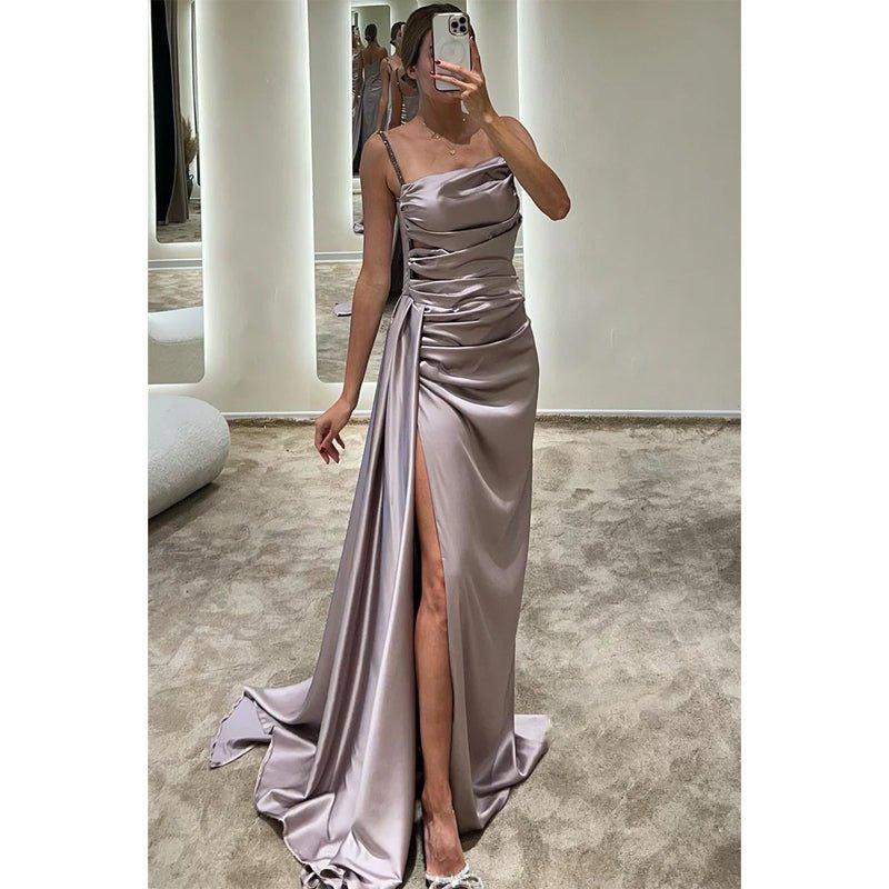 Vestido de fiesta largo, elegante y moderno, de satén, con pliegues, tirantes finos y abertura. 