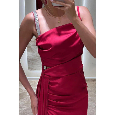 Robe de soirée longue plissée à bretelles en satin chic et moderne avec fente 