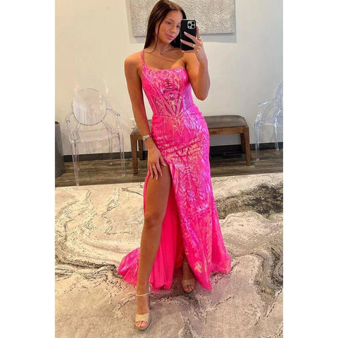 Vestido elegante y moderno con tirantes finos, espalda descubierta, abertura y lentejuelas para fiesta de noche y graduación.