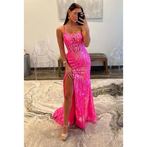 Vestido elegante y moderno con tirantes finos, espalda descubierta, abertura y lentejuelas para fiesta de noche y graduación.