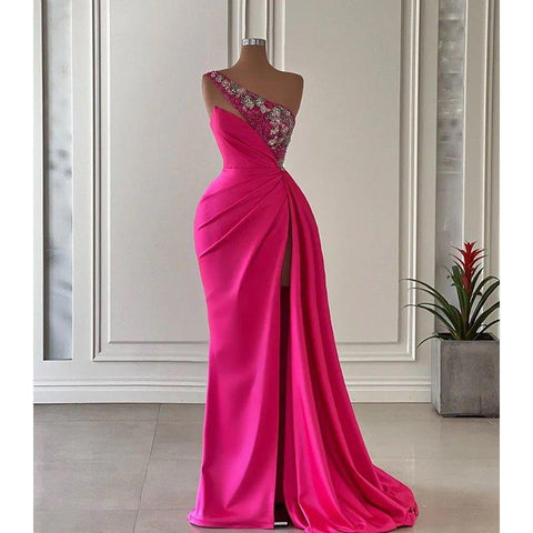 Robe de bal chic et moderne, asymétrique, sans manches, fourreau froncé, ornée de perles