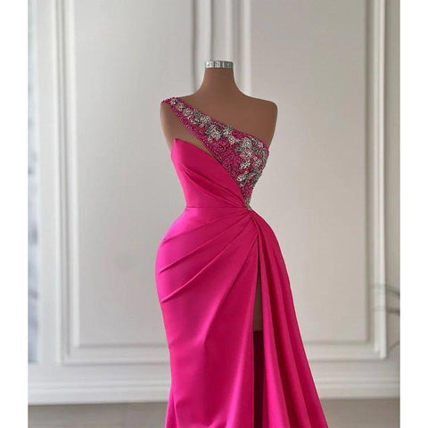 Robe de bal chic et moderne, asymétrique, sans manches, fourreau froncé, ornée de perles