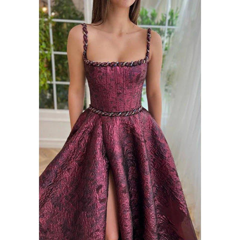 Robe de bal trapèze longue à bretelles spaghetti et fente latérale chic et moderne