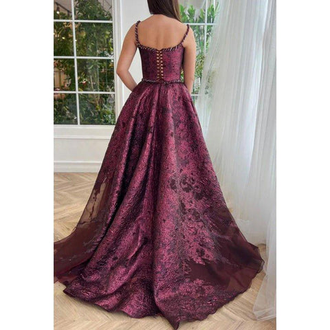 Robe de bal trapèze longue à bretelles spaghetti et fente latérale chic et moderne