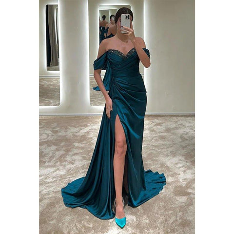 Robe de soirée longue élégante à épaules dénudées et plis perlés 